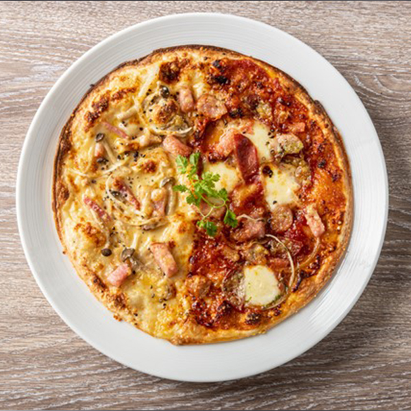 キノコの4種チーズソースピザ